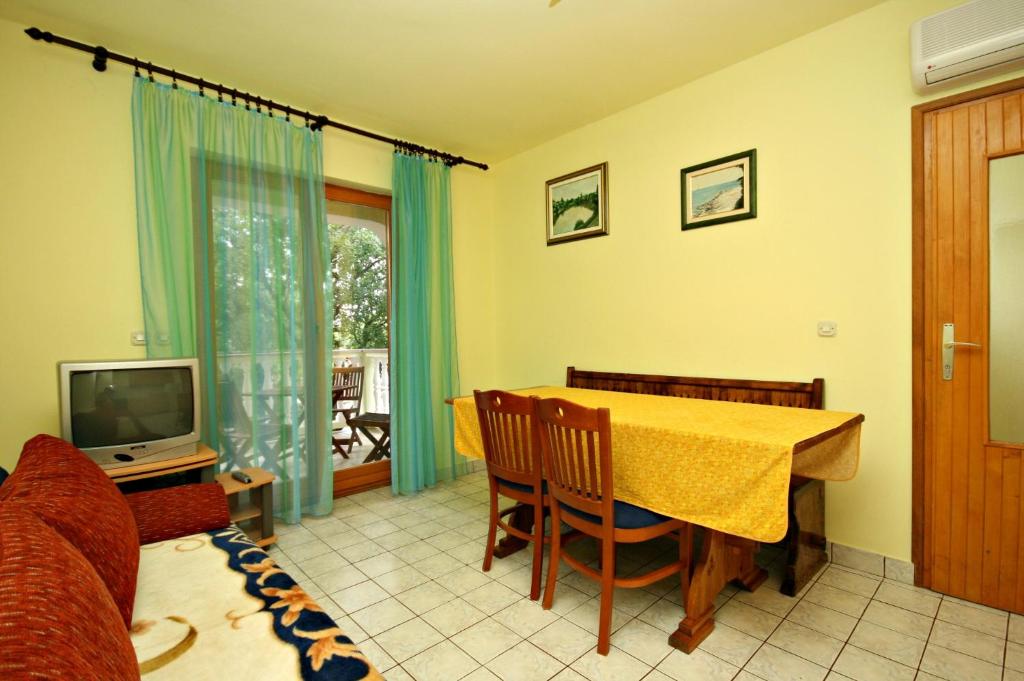 Televízia a/alebo spoločenská miestnosť v ubytovaní Apartments with a parking space Povile, Novi Vinodolski - 2398