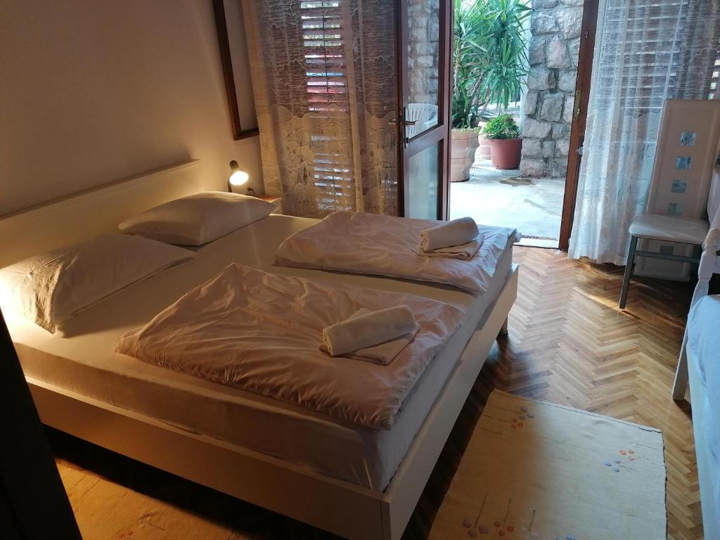 Posteľ alebo postele v izbe v ubytovaní Apartment Selce 2381a