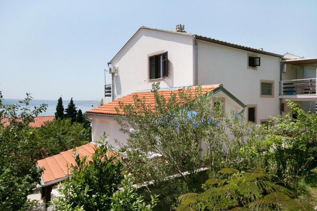 a white house with red roof at Apartments and rooms with parking space Dramalj, Crikvenica - 2386 in Dramalj