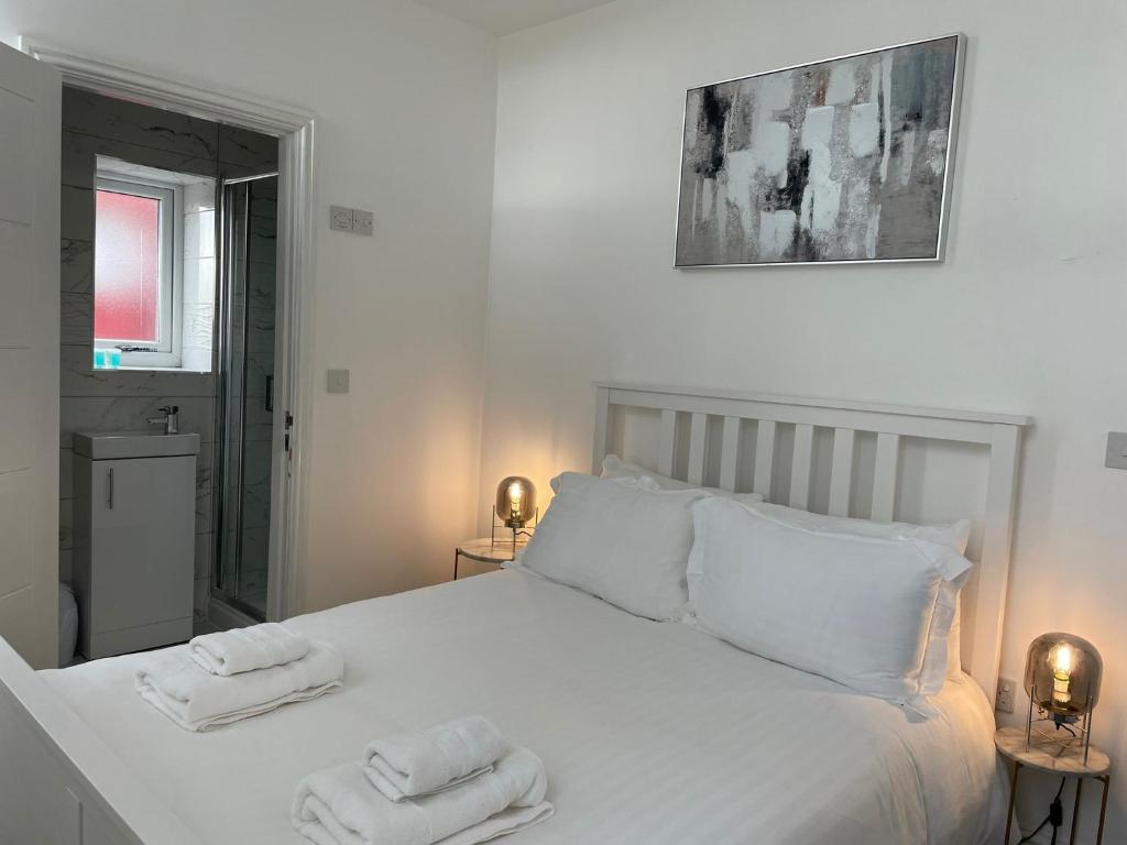 białe łóżko z dwoma ręcznikami na górze w obiekcie CityBreaks Rooms with Free Parking w Liverpoolu