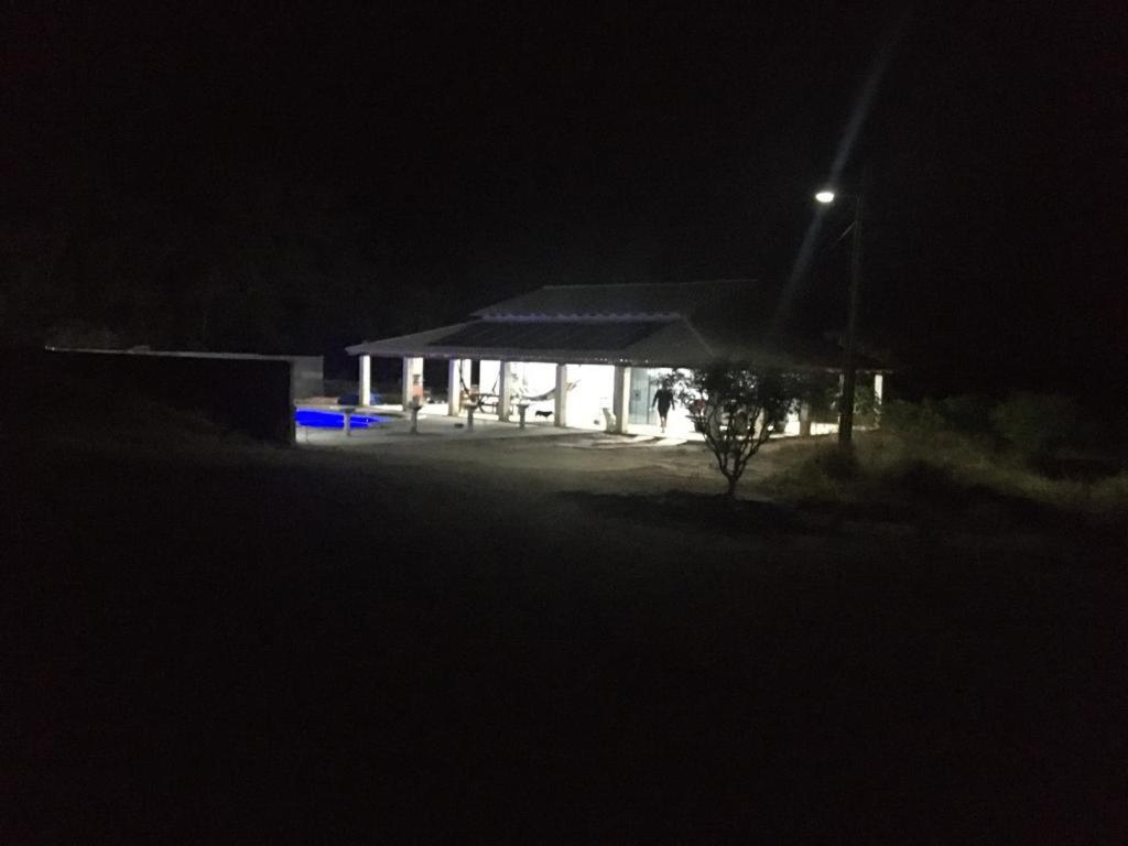 Casa do Valle Pirenópolis في بيرينوبوليس: منزل في الليل مع ضوء في الظلام