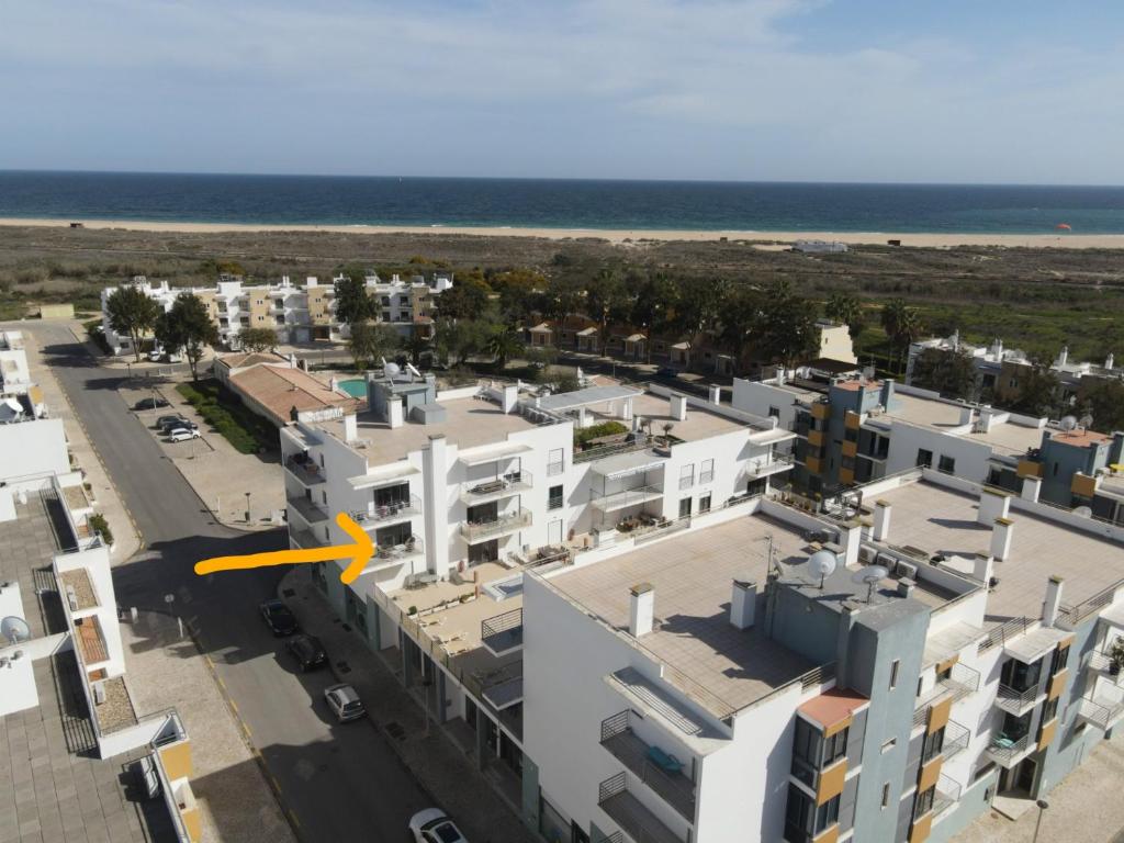 uma vista aérea de um edifício com a praia ao fundo em Casa Happiness, swimming pool, fast WiFi, parking em Lagos