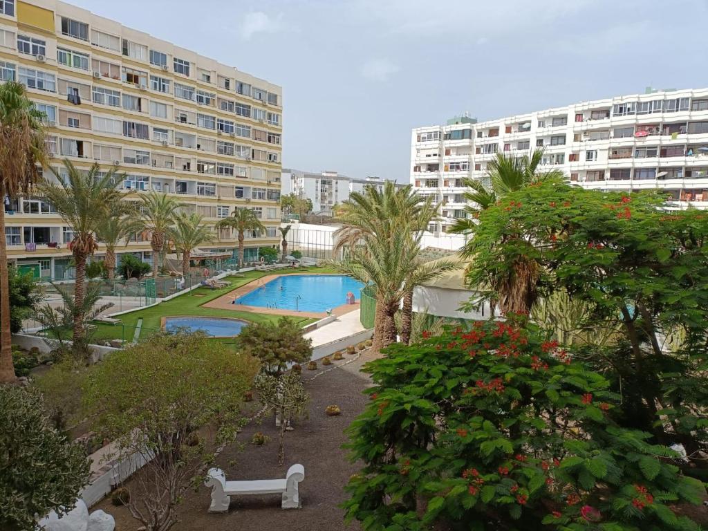 - une vue sur un complexe avec une piscine et des bâtiments dans l'établissement Your home in Gran Canaria, à San Bartolomé