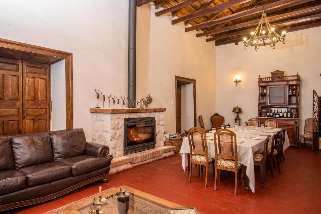 a living room with a table and a fireplace at Hotel Boutique Raíces de Colchagua in Santa Cruz