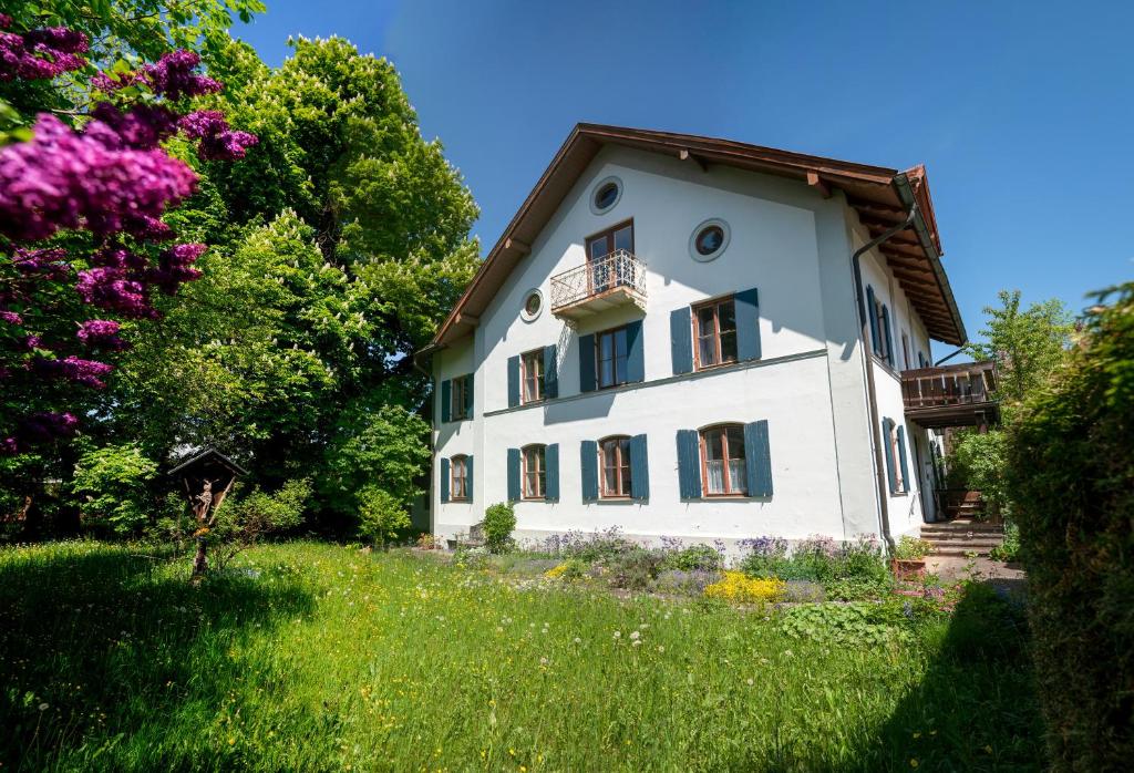 Casa bianca con balcone in cortile di Landhauswohnung mit wildromantischem Garten a Füssen