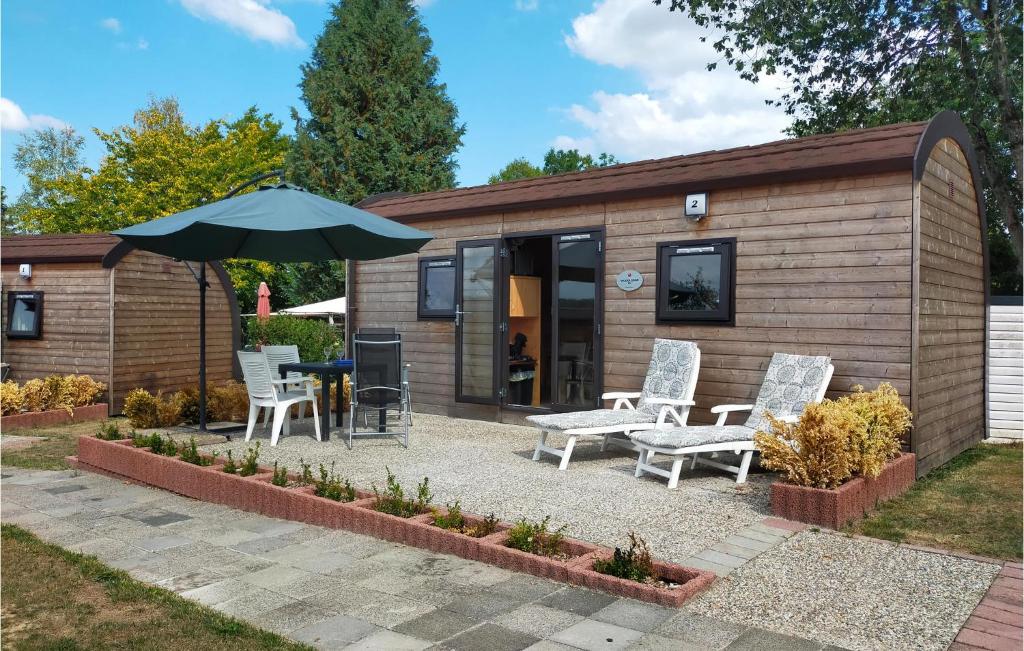 een kleine hut met stoelen en een parasol bij Gorgeous Home In Haller With Kitchen in Haller