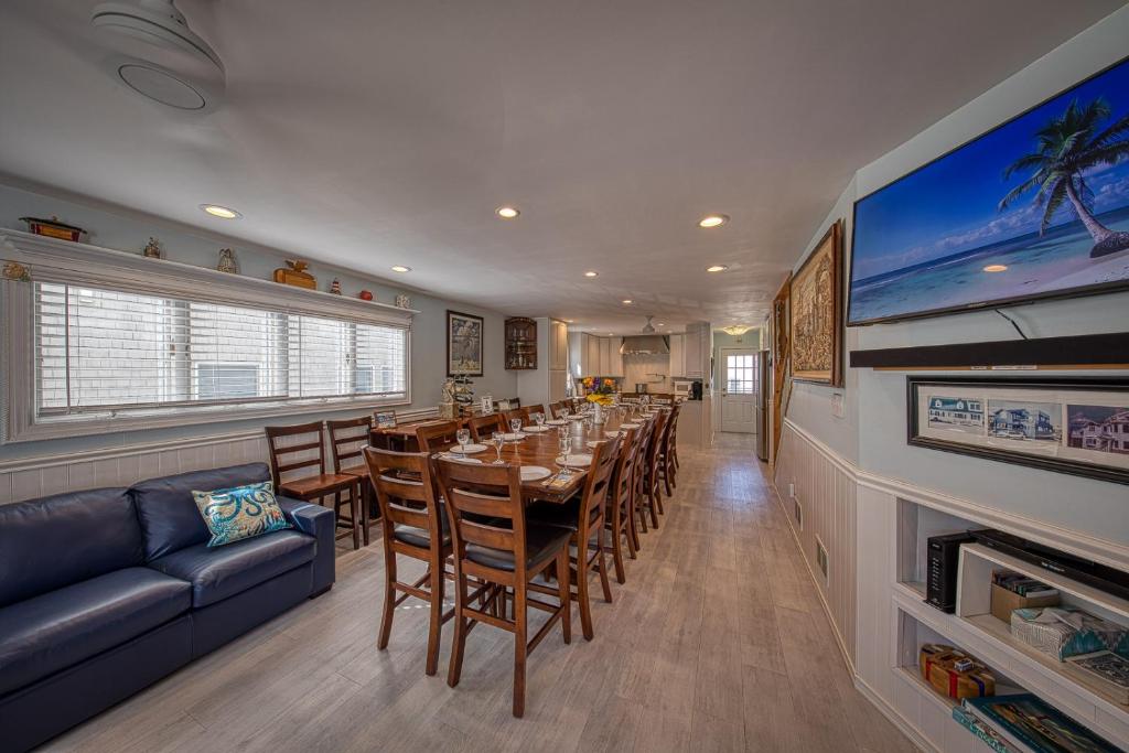 Beach House Retreats 6-just 30 Steps from the Beach with Rooftop Hot Tub and Gourmet Kitchen - Casa De Seis Dormitorios