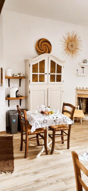 una sala da pranzo con tavolo e sedie di Steddueoro a Baunei