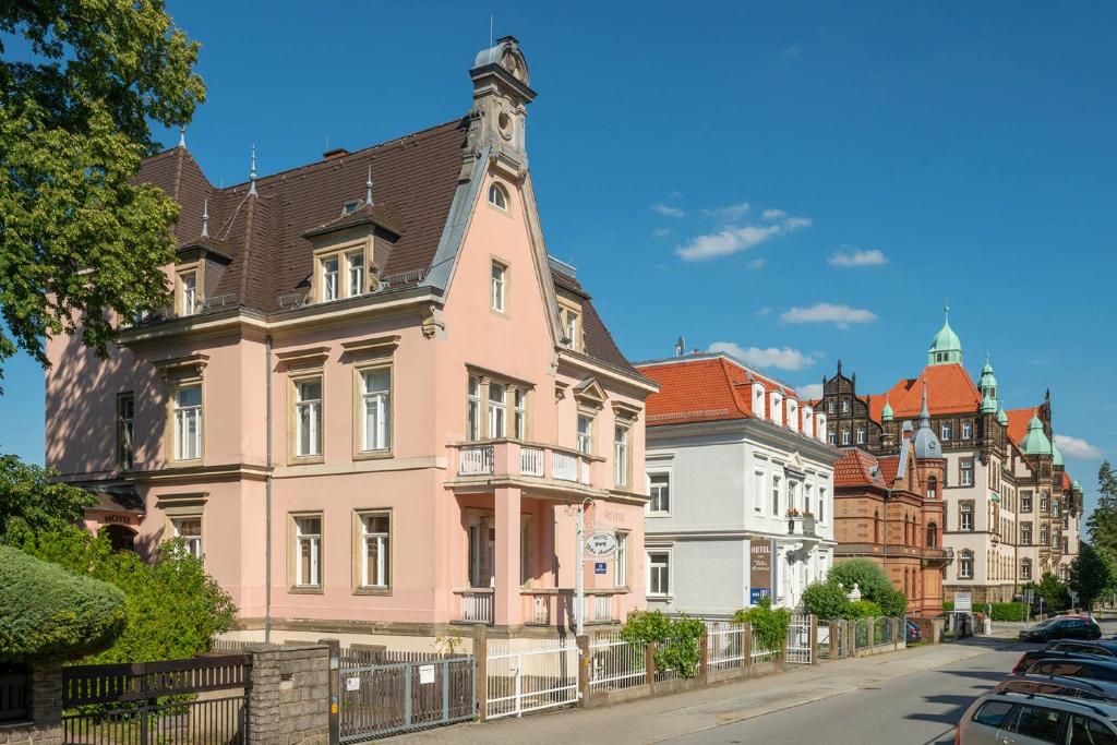 une rangée de bâtiments dans une rue d'une ville dans l'établissement Villa Antonia, à Bautzen