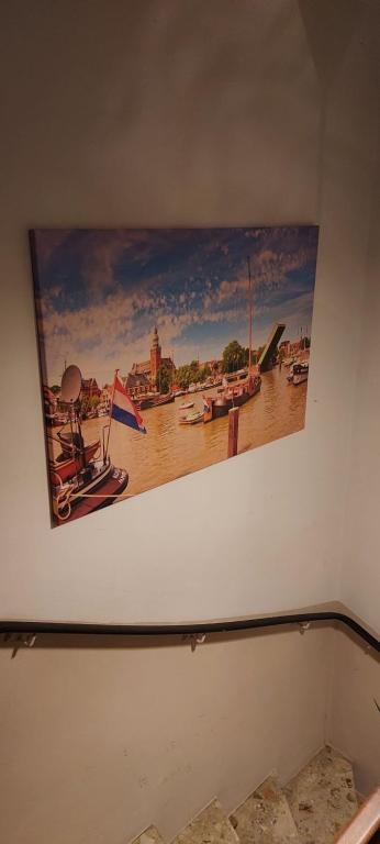 una pintura de un río en una pared en Restaurant Haus Hamburg, en Leer