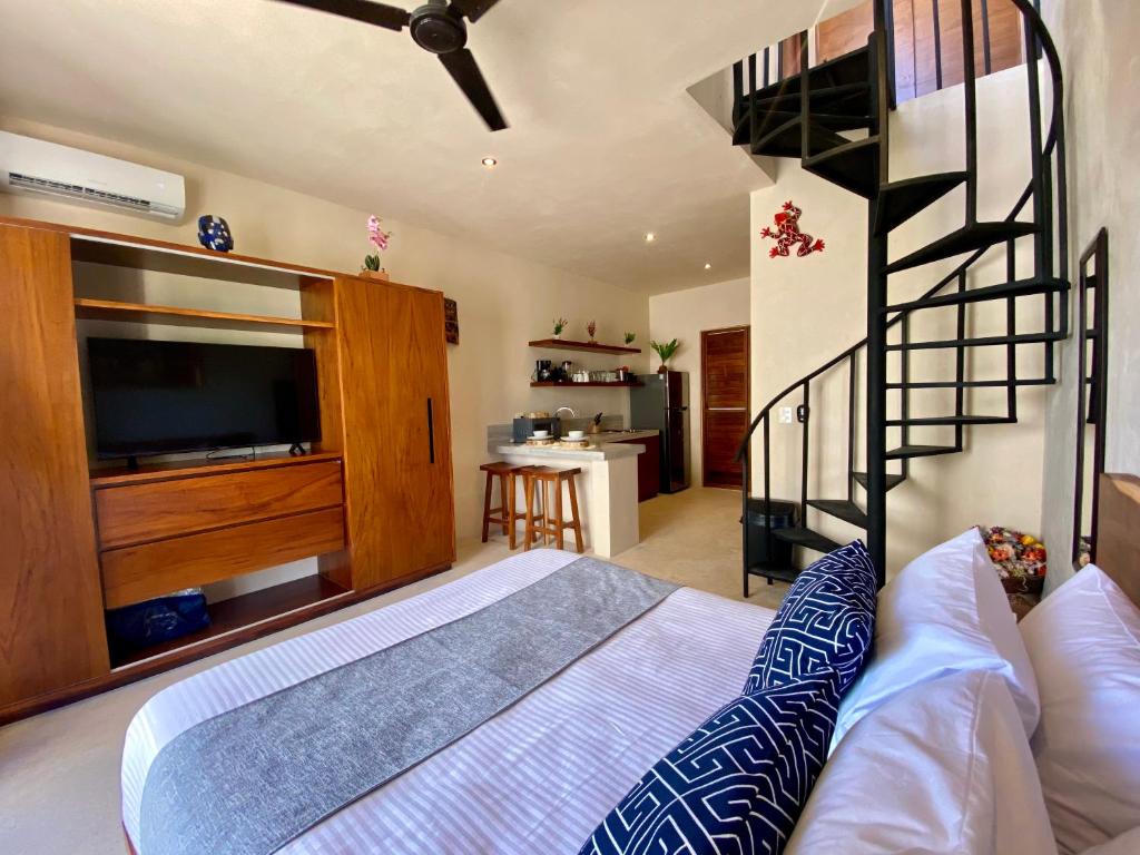 ein Schlafzimmer mit einem großen Bett und einer Treppe in der Unterkunft Loft in Veleta - Private Rooftop Pool - Fast WiFi in Tulum