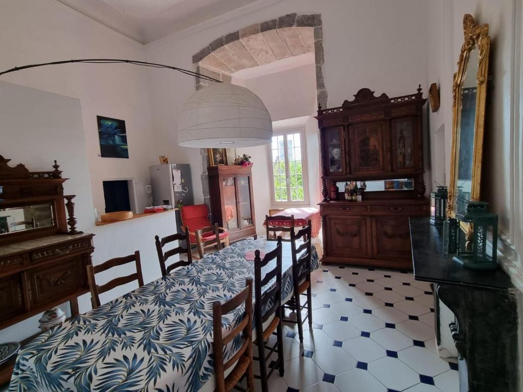 Kuchyňa alebo kuchynka v ubytovaní Partie de Château du XI ieme à Canet d'Aude
