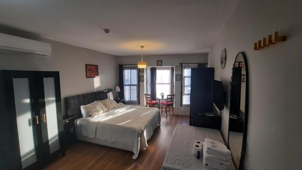 1 dormitorio con 1 cama y 1 mesa con silla en Galata Life Istanbul, en Estambul