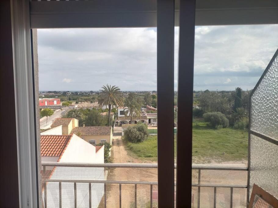 uma janela com vista para um campo a partir de uma casa em Apartamento Bellas Vistas. em El Verger
