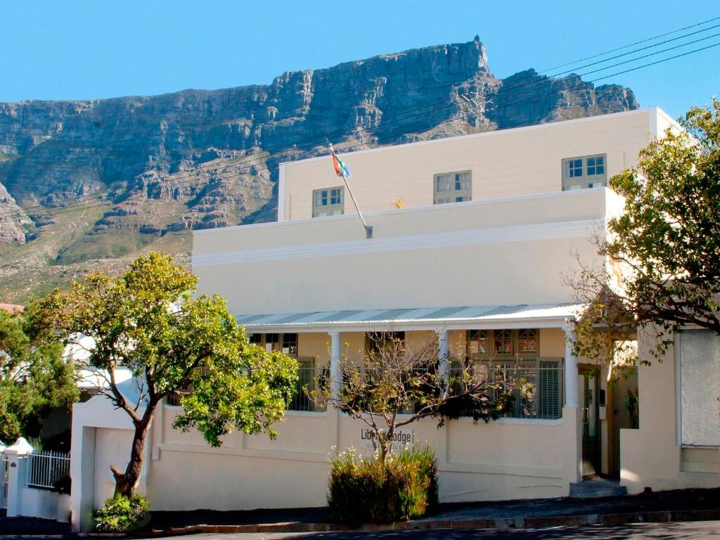 Cape Town的住宿－自由小屋住宿加早餐旅館，一座白楼,背景是一座山