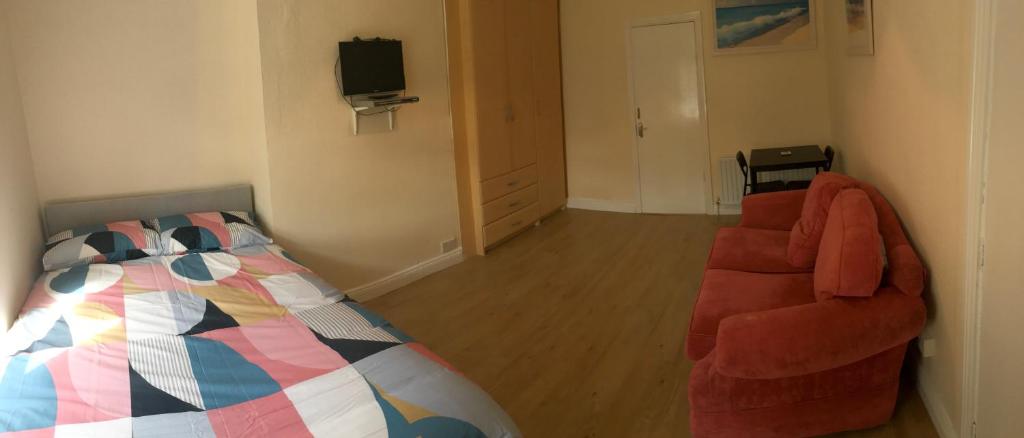 1 dormitorio con cama, sofá y TV en 1 Bedroom Apartment in Dublin 11, en Dublín