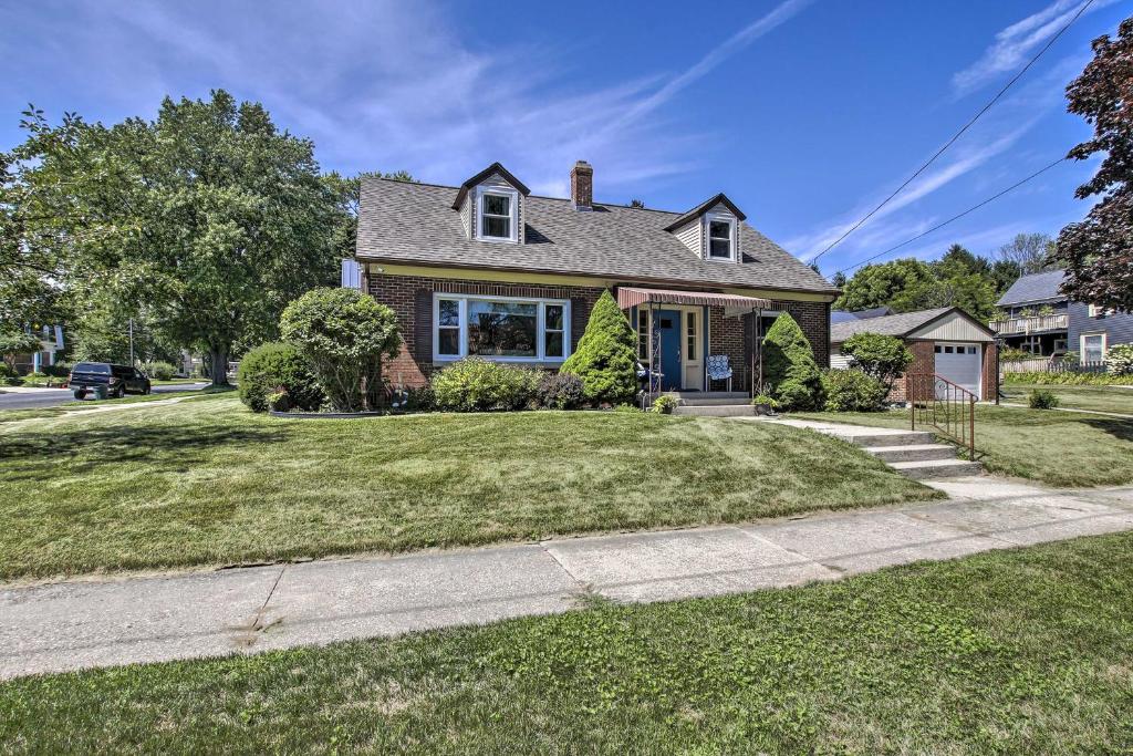 Vacation Home Cozy Manitowoc House 1 Block to Lake Michigan!, WI