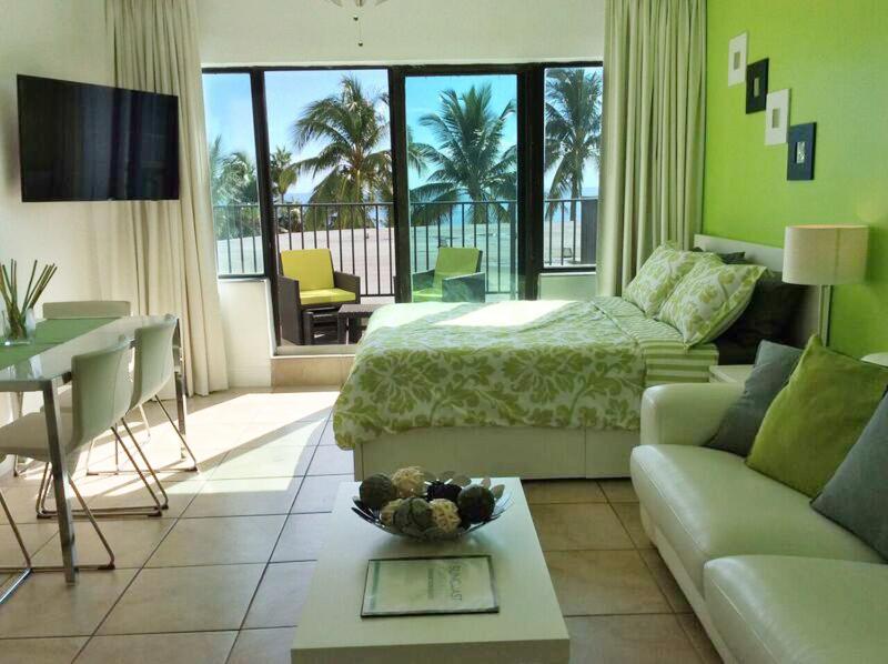 1 dormitorio con 1 cama y sala de estar con sofá en Miami Beach Suncoast Apartment I - Balcony Front Beach, en Miami Beach