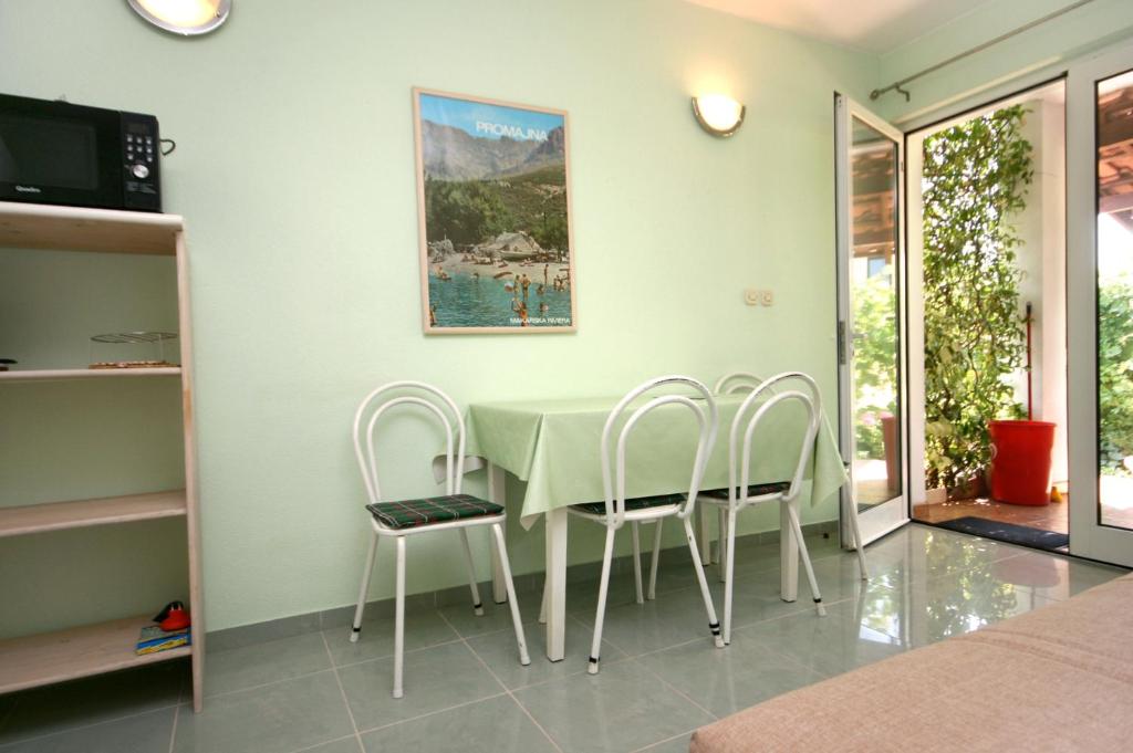Fotografia z galérie ubytovania Apartments by the sea Promajna, Makarska - 2642 v destinácii Promajna
