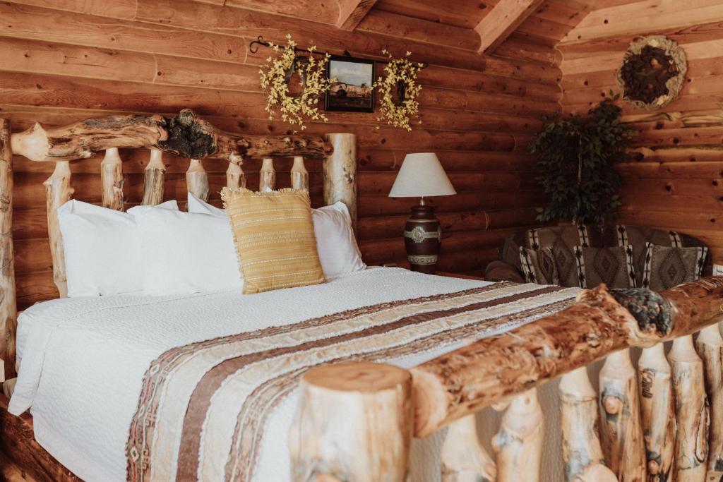 Postel nebo postele na pokoji v ubytování Bryce Canyon Log Cabins