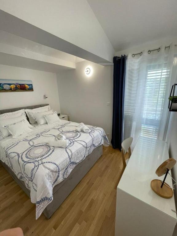 Posteľ alebo postele v izbe v ubytovaní Apartments by the sea Promajna, Makarska - 2592