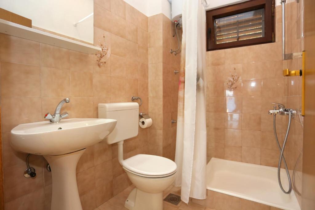 Kúpeľňa v ubytovaní Apartments by the sea Podgora, Makarska - 2614