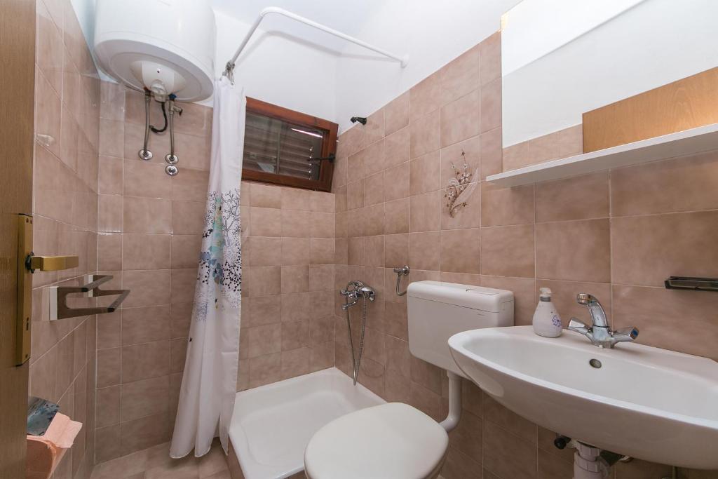 Kúpeľňa v ubytovaní Apartments by the sea Podgora, Makarska - 2614