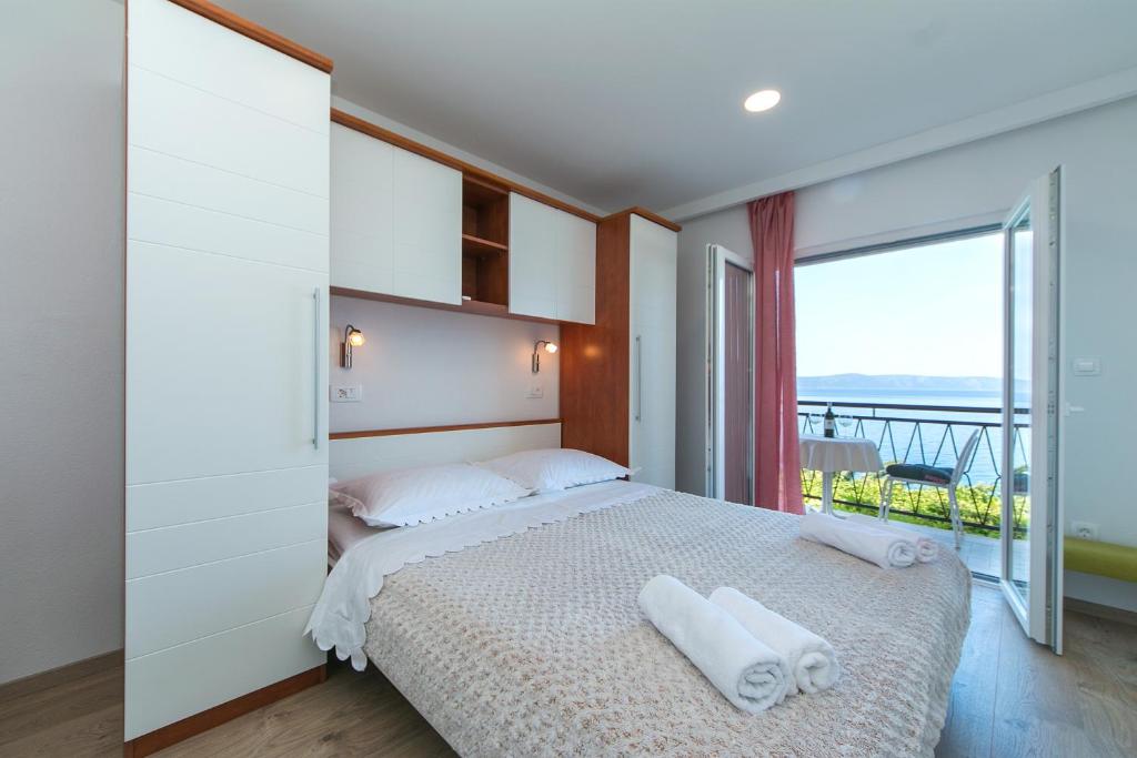 Posteľ alebo postele v izbe v ubytovaní Apartments by the sea Podgora, Makarska - 2614