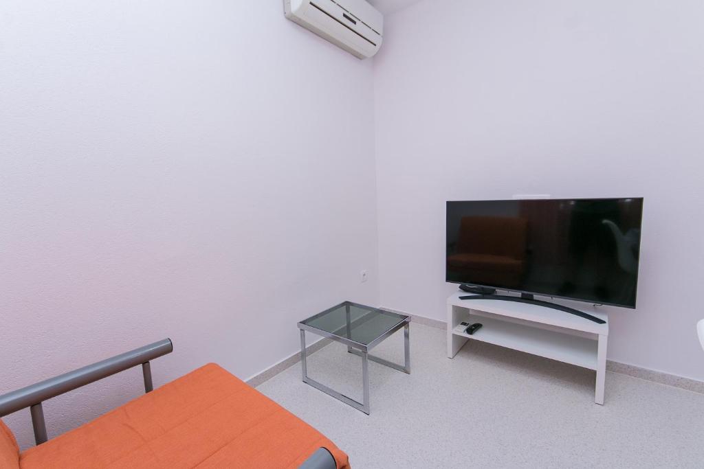 Televízia a/alebo spoločenská miestnosť v ubytovaní Apartments by the sea Podgora, Makarska - 2614