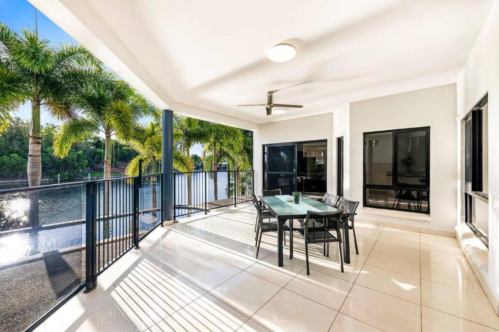 Balkón nebo terasa v ubytování Luxe Bayview Oasis with Dream Waterfront Pool