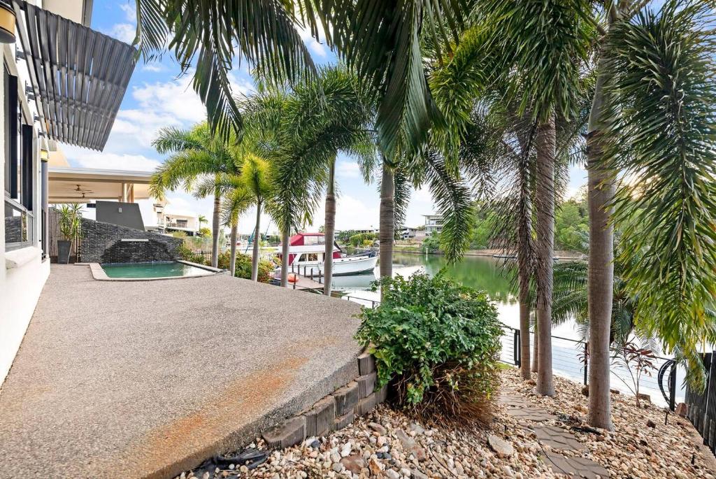 Zahrada ubytování Luxe Bayview Oasis with Dream Waterfront Pool