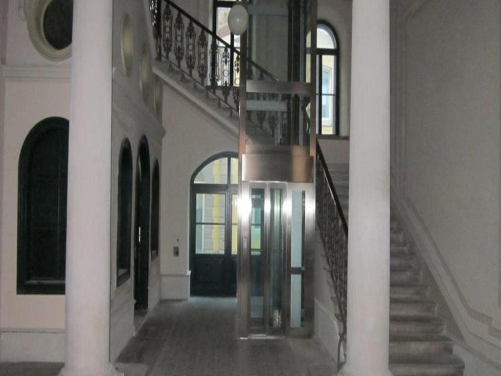 einen Flur mit Wendeltreppe in einem Gebäude in der Unterkunft Mansarda 23 in Triest