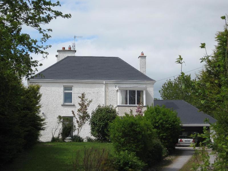 uma casa branca com um telhado cinzento em Riverside Glanworth em Glanworth