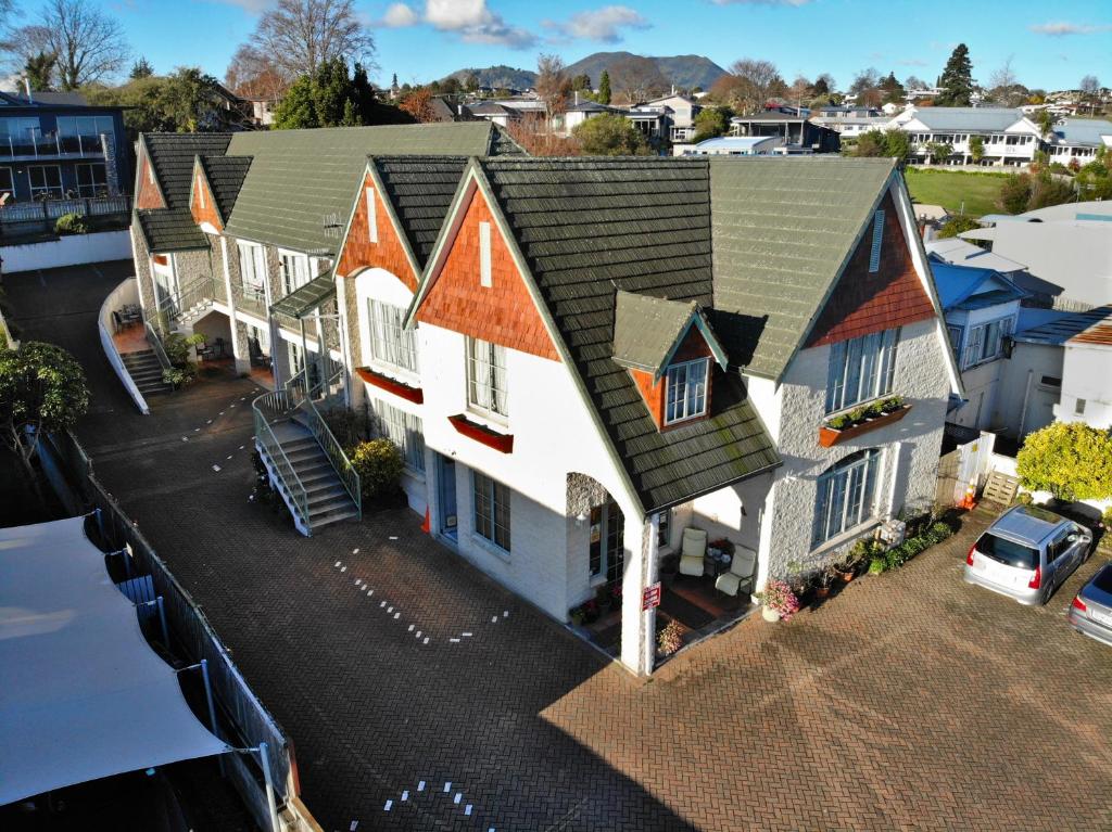 una vista aérea de una casa con un coche delante en Colonial Lodge Motel, en Taupo