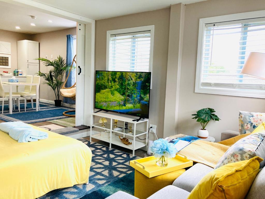 Garden View Apartment with 2 Bedrooms, 1 Bathroom, Work-out Area, Kitchen, and Living room - Housity