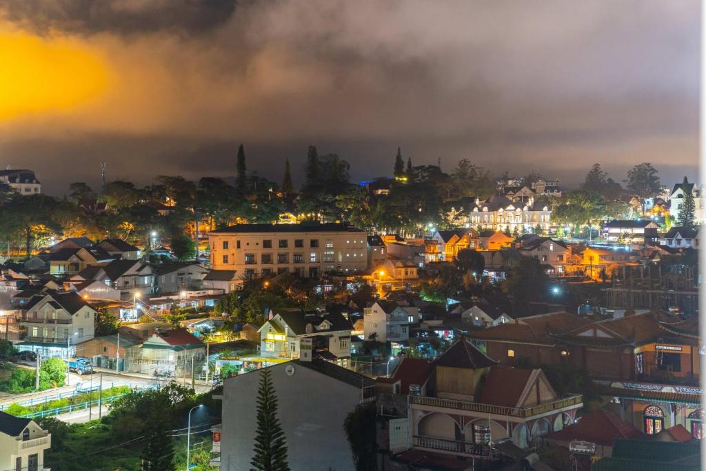 Nespecifikovaný výhled na destinaci Dalat nebo výhled na město při pohledu z hotelu