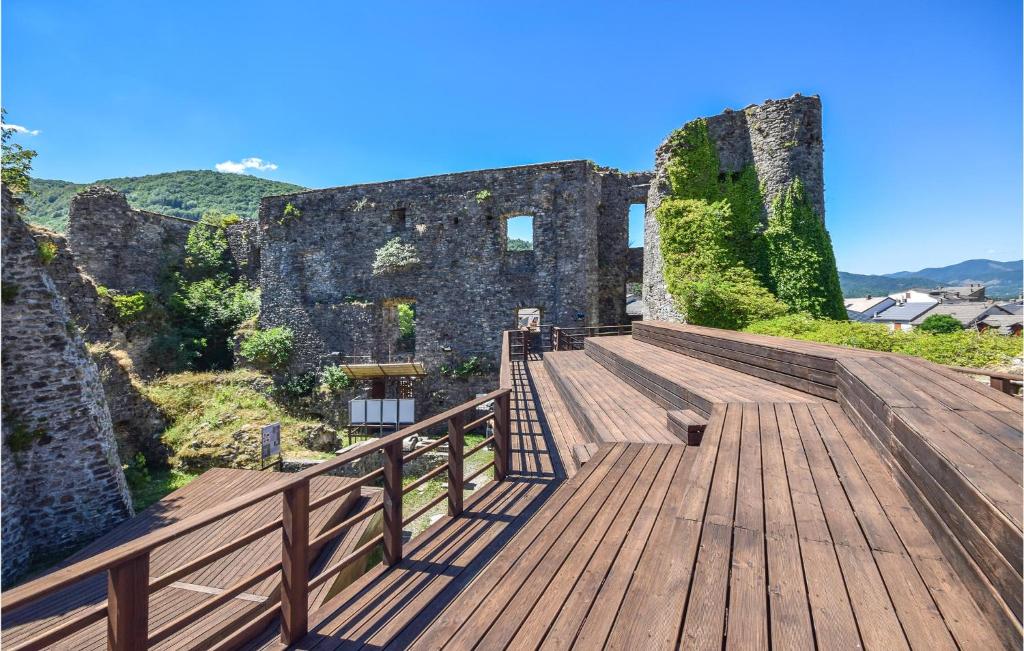 drewniany deptak przed zamkiem w obiekcie Nice Apartment In Santo Stefano Daveto w mieście Santo Stefano dʼAveto