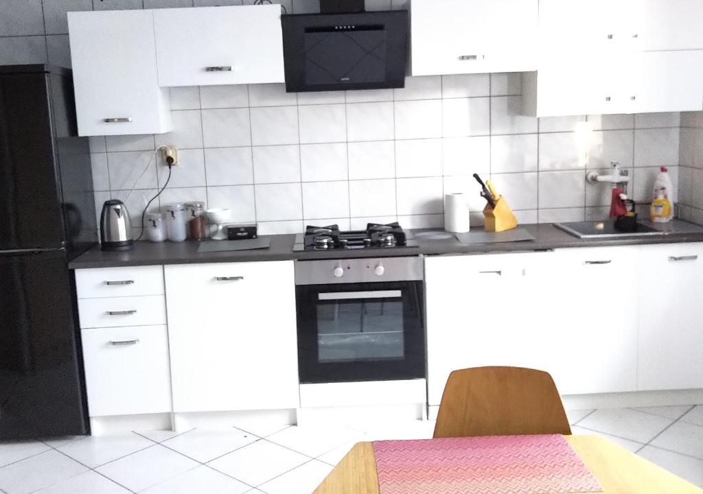 Kuchnia lub aneks kuchenny w obiekcie Willa Gorzow-spokojna okolica!