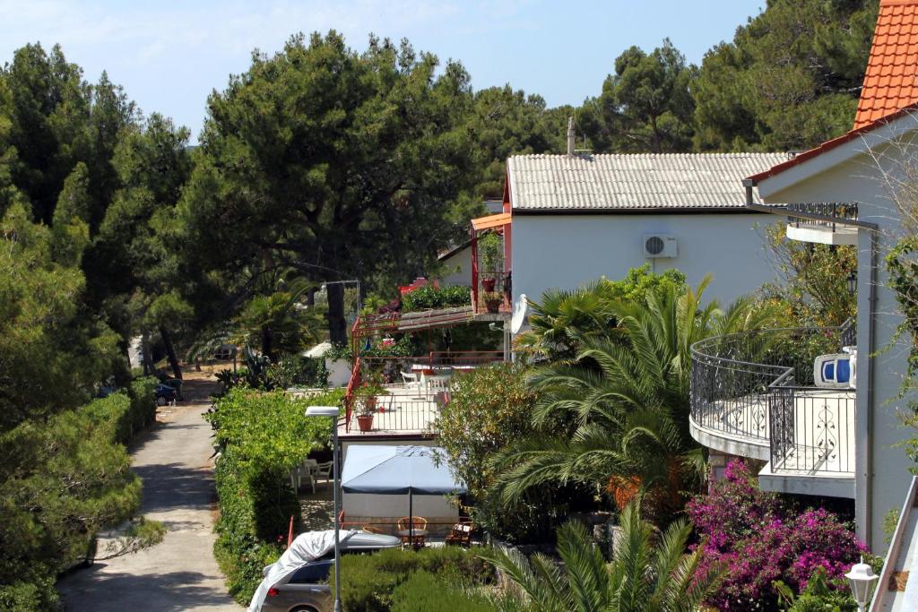 Vonkajšia záhrada v ubytovaní Apartments by the sea Mali Losinj (Losinj) - 2493