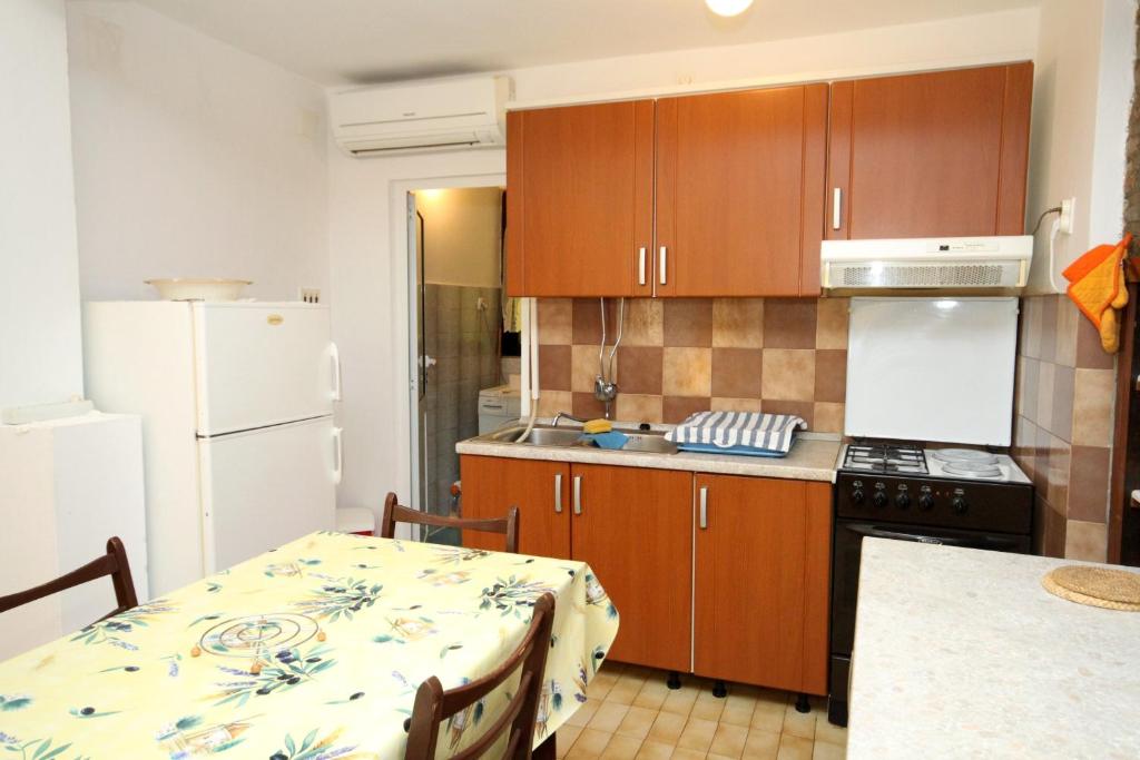 Kuchyňa alebo kuchynka v ubytovaní Apartments by the sea Mali Losinj (Losinj) - 2493