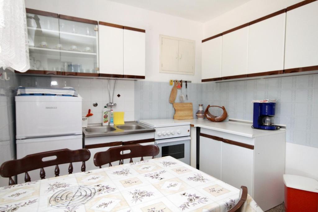 Kuchyňa alebo kuchynka v ubytovaní Apartments by the sea Mali Losinj (Losinj) - 2493