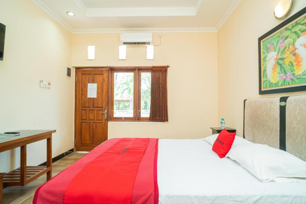 Voodi või voodid majutusasutuse RedDoorz @ Panglima Sudirman Madiun toas
