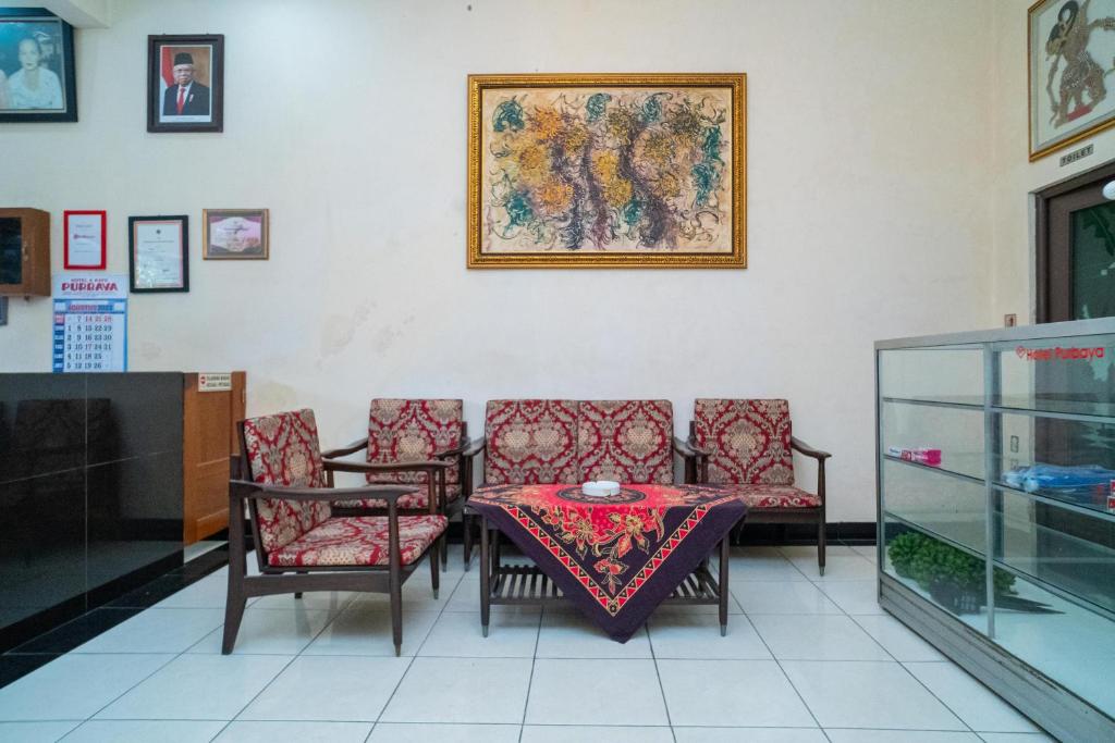 Istumisnurk majutusasutuses RedDoorz @ Panglima Sudirman Madiun