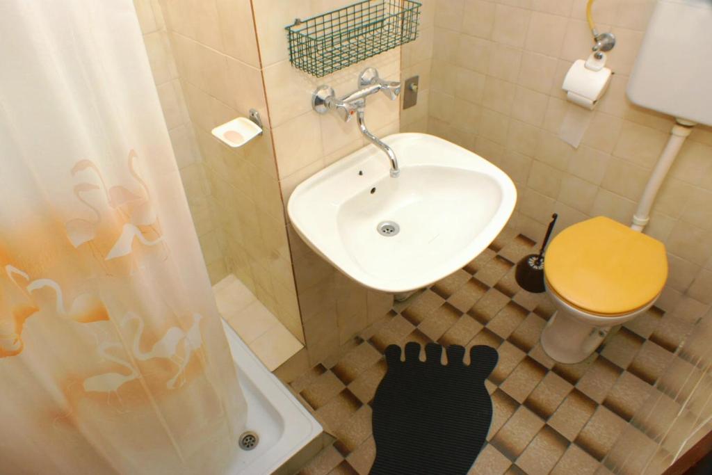 Kúpeľňa v ubytovaní Apartments by the sea Podaca, Makarska - 2621