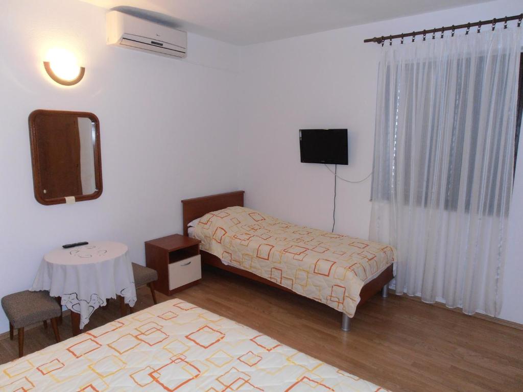 Postel nebo postele na pokoji v ubytování Apartment Baska Voda 2609a