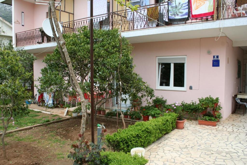 Vonkajšia záhrada v ubytovaní Apartments by the sea Podaca, Makarska - 2612