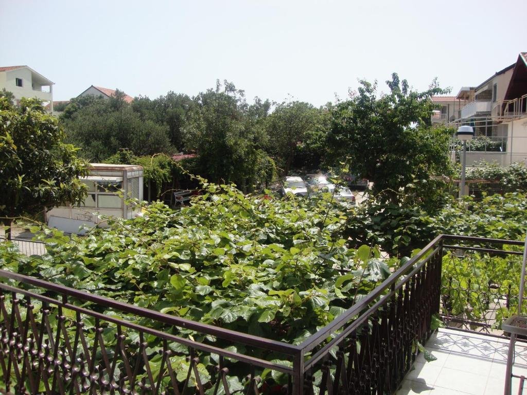 Vonkajšia záhrada v ubytovaní Apartments by the sea Podaca, Makarska - 2612
