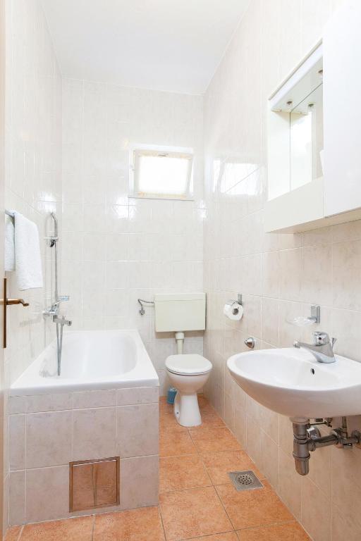 Kúpeľňa v ubytovaní Apartments by the sea Podgora, Makarska - 2604