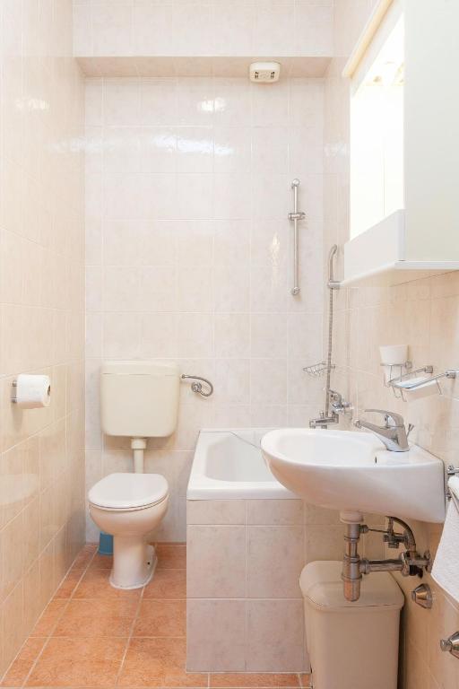 Kúpeľňa v ubytovaní Apartments by the sea Podgora, Makarska - 2604