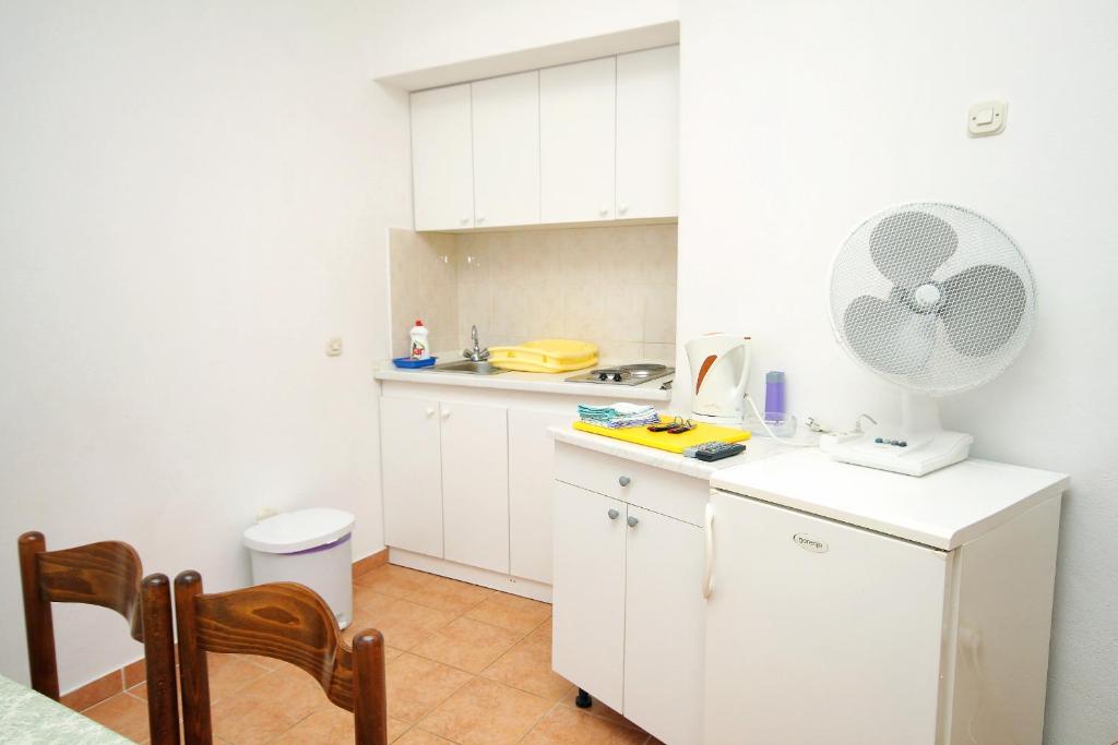 Kuchyňa alebo kuchynka v ubytovaní Apartments by the sea Podgora, Makarska - 2604